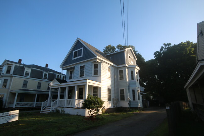 123 Elm St, Unit 2 in Amesbury, MA - Foto de edificio - Building Photo