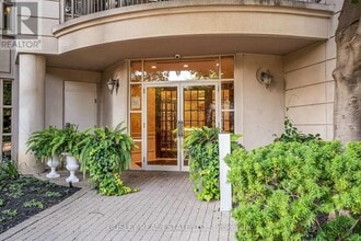 3085 Bloor St W in Toronto, ON - Building Photo - Building Photo