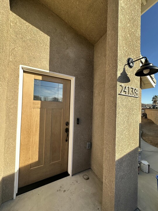 2413 E Ave R 6 in Palmdale, CA - Foto de edificio