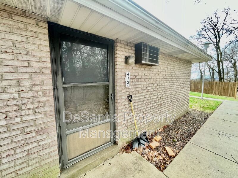 405 Lunar Ln in Coraopolis, PA - Building Photo