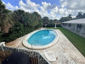 3217 NE 11th St, Unit 7 in Pompano Beach, FL - Building Photo