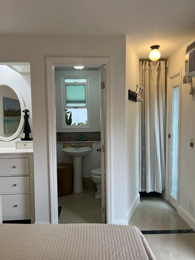 2528 Grant St, Unit Studio 2 in Hollywood, FL - Foto de edificio - Building Photo