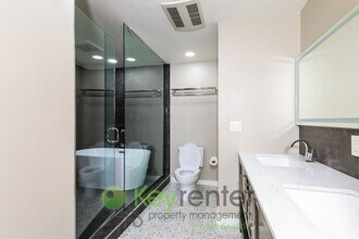 6739 24th Ave SW in Seattle, WA - Building Photo - Building Photo