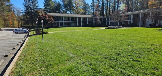 102 Boyd Dr in Flat Rock, NC - Building Photo - Building Photo