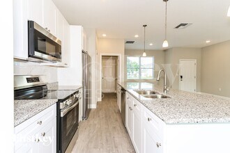 874 Brookfield St SE in Palm Bay, FL - Foto de edificio - Building Photo