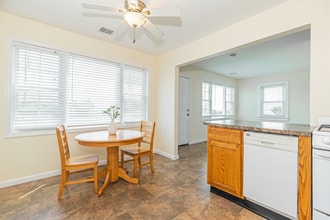 14 Lee Pl in Amityville, NY - Building Photo - Building Photo