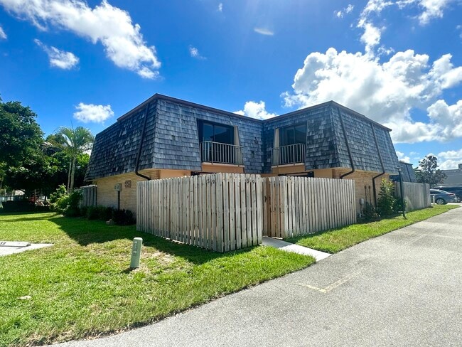 59 Lake Arbor Dr in Palm Springs, FL - Building Photo - Building Photo