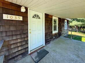 1035 Parkway St in Riverhead, NY - Building Photo - Building Photo
