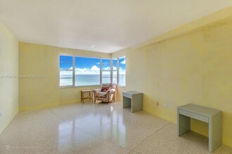 5255 Collins Ave in Miami, FL - Building Photo - Building Photo