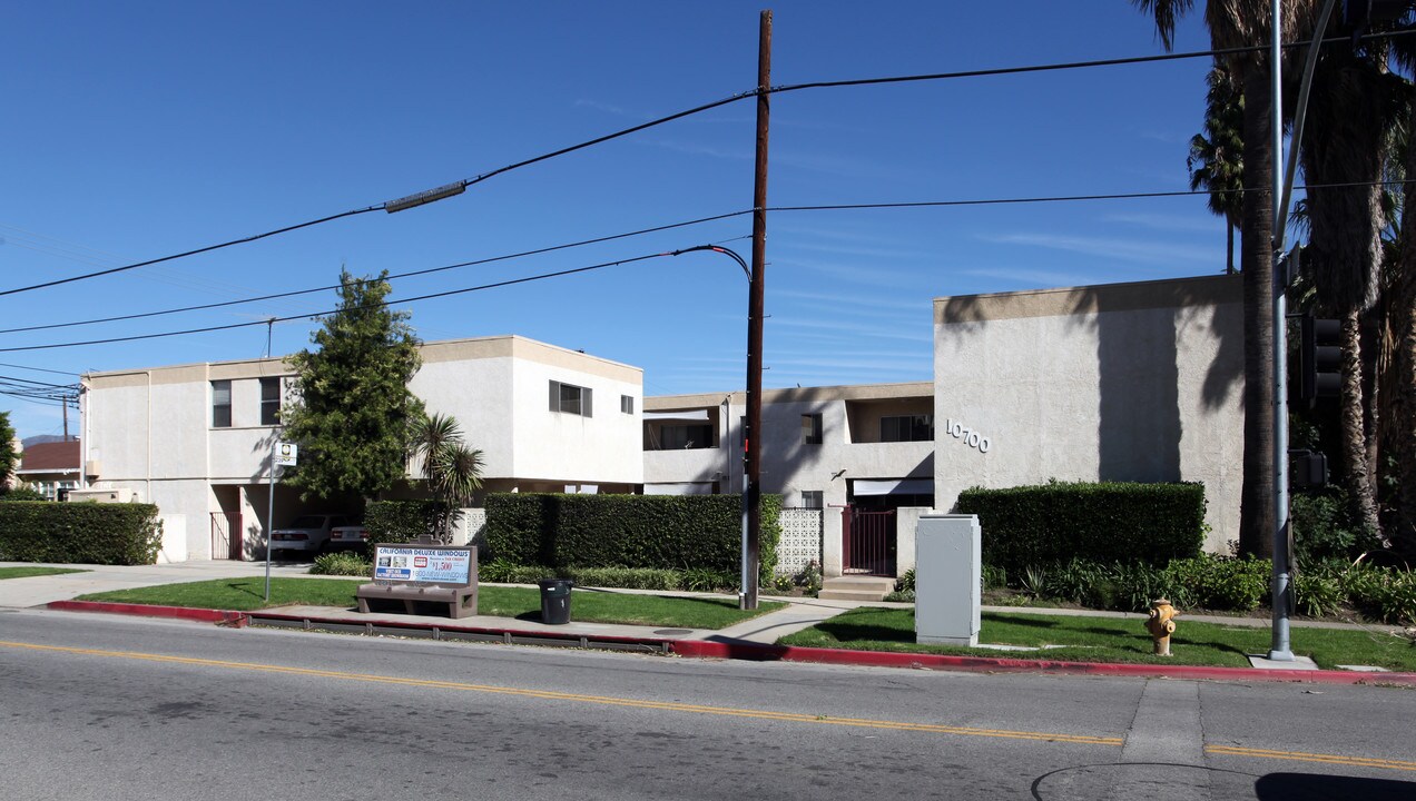 10700 Louise Ave in Granada Hills, CA - Foto de edificio