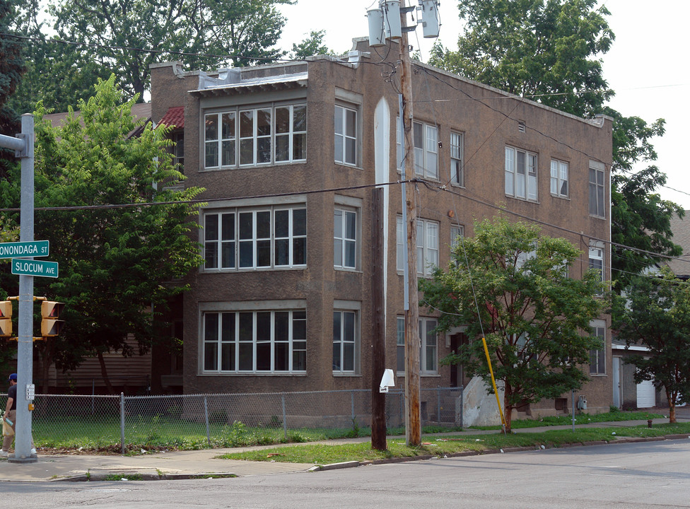 600 W Onondaga St in Syracuse, NY - Foto de edificio