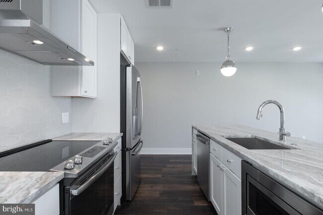 711 N 16th St in Philadelphia, PA - Building Photo - Building Photo
