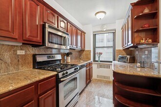 135 E 54th St in New York, NY - Building Photo - Building Photo