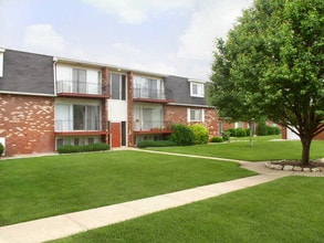 Village Park at Eastborough in Wichita, KS - Foto de edificio - Building Photo