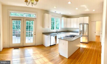 1305 Providence Terrace in McLean, VA - Building Photo - Building Photo