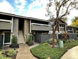 18 Streamwood in Irvine, CA - Building Photo