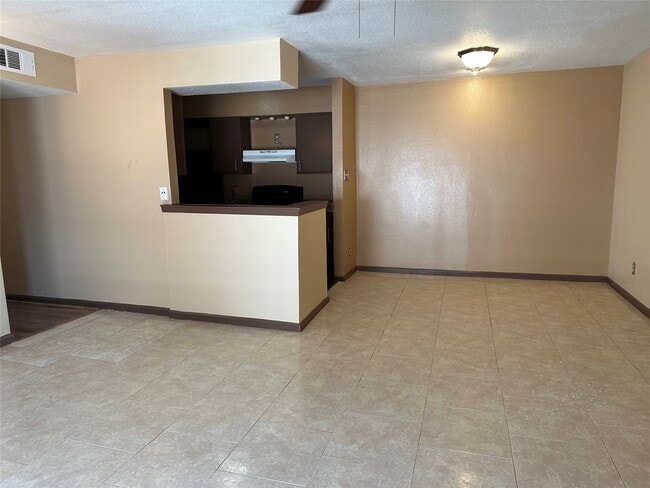 10100 S Gessner Rd in Houston, TX - Foto de edificio - Building Photo