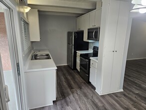 2123 Harriman Ln in Redondo Beach, CA - Building Photo - Building Photo