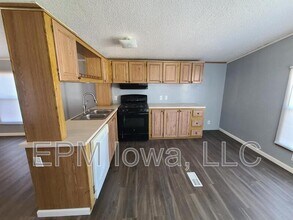 700 W Ridgeway Ave in Cedar Falls, IA - Building Photo - Building Photo