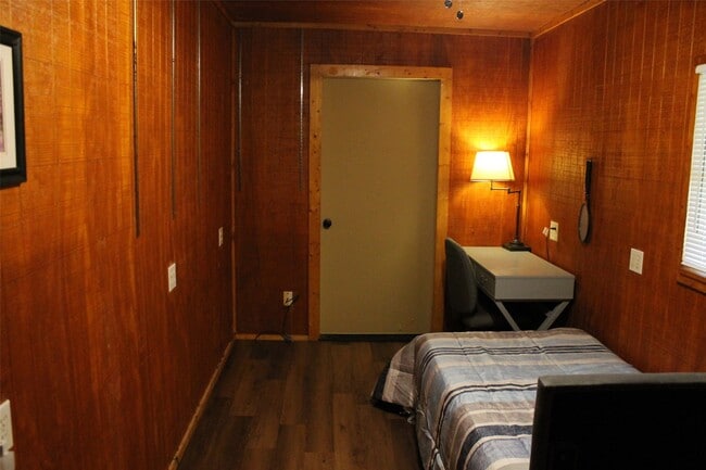 2011 Miller Rd in Rosharon, TX - Foto de edificio - Building Photo