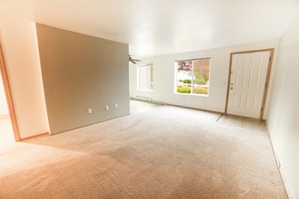 Quail Hollow Apartments in Banks, OR - Building Photo - Building Photo