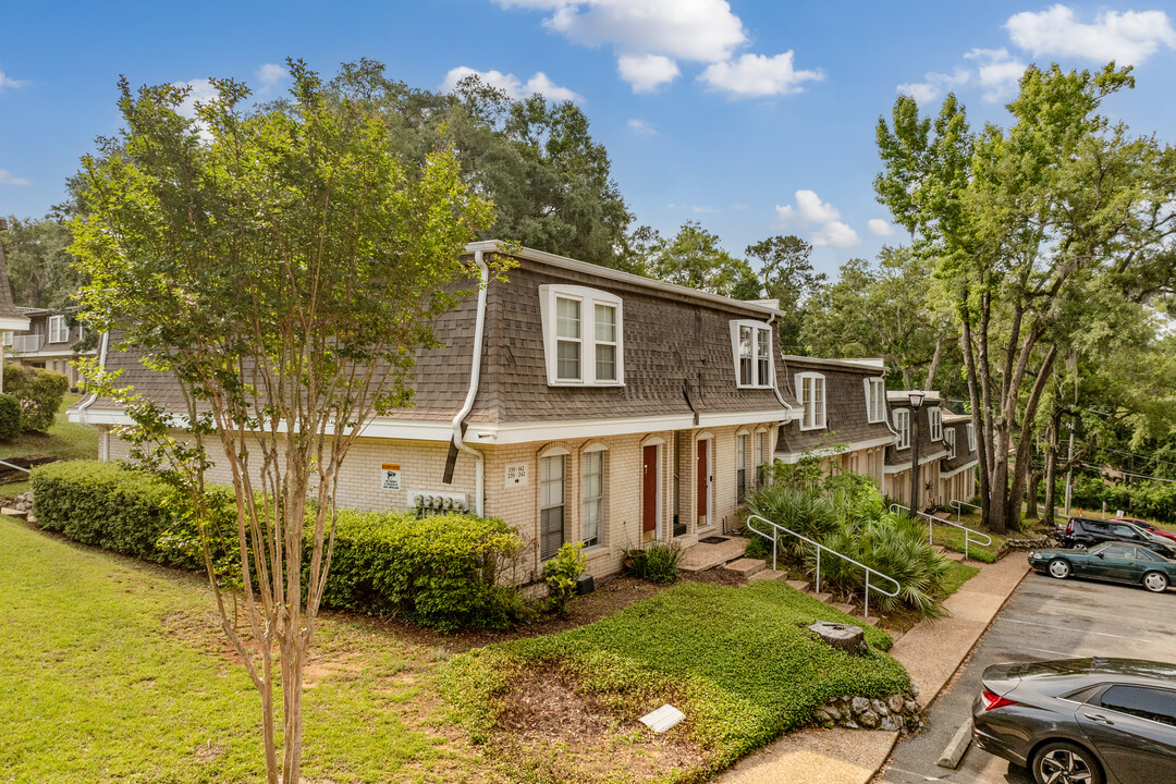 Chateau Deville in Tallahassee, FL - Building Photo