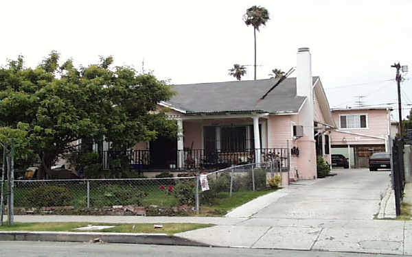 5747 Lexington Ave in Los Angeles, CA - Foto de edificio - Building Photo