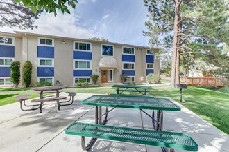 Creekside At Amherst Apartments in Denver, CO - Foto de edificio - Building Photo