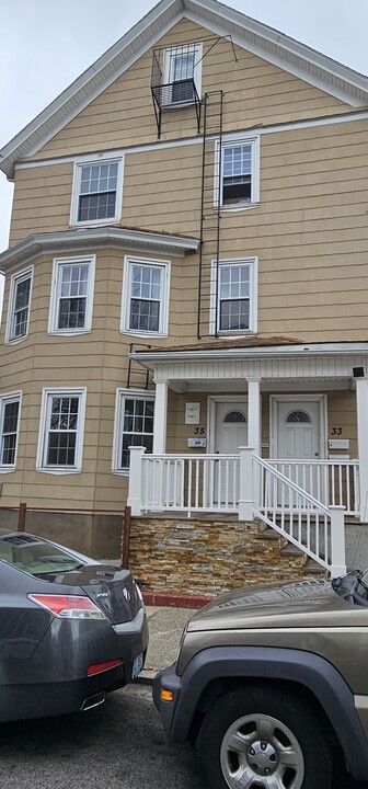 33 Paisley St in Pawtucket, RI - Building Photo