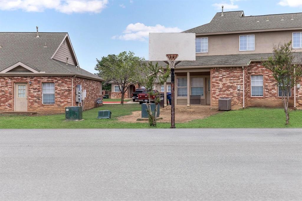 9257 Somerset Rd in San Antonio, TX - Building Photo