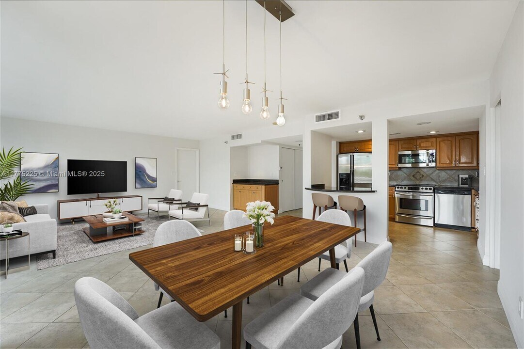 2025 Brickell Ave in Miami, FL - Building Photo