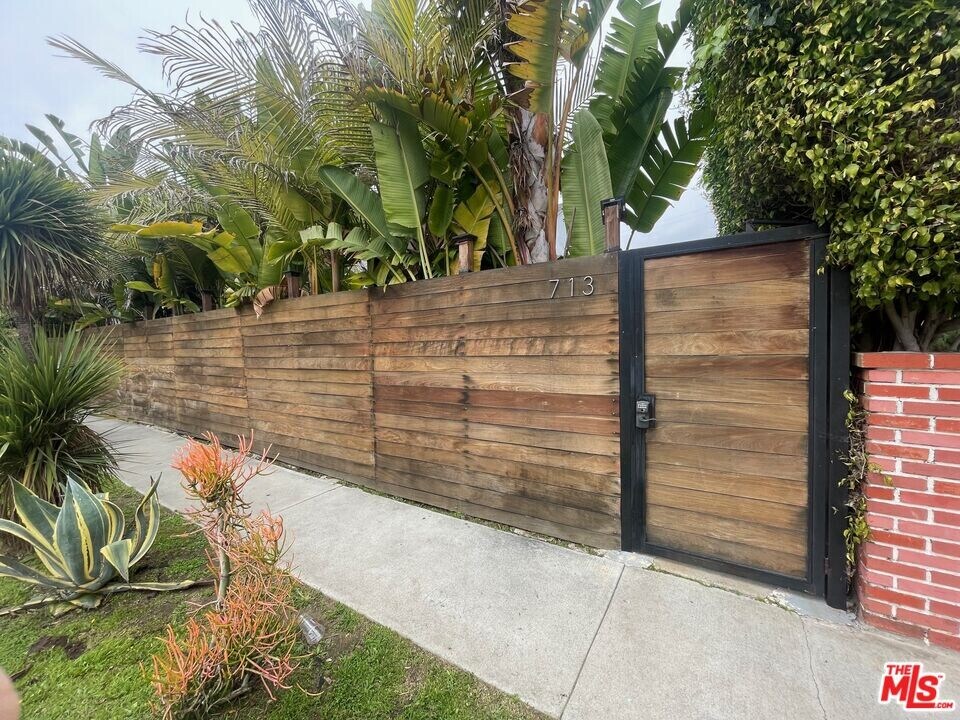 713 Vernon Ave in Los Angeles, CA - Building Photo