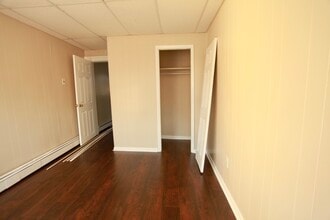72 Wales Ave, Unit FL2 in Jersey City, NJ - Foto de edificio - Building Photo