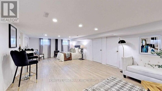 8 Clydebank Blvd in Toronto, ON - Building Photo - Building Photo
