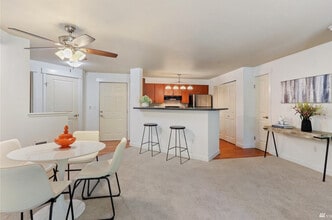 7711 NE 175th St, Unit D305 in Kenmore, WA - Foto de edificio - Building Photo