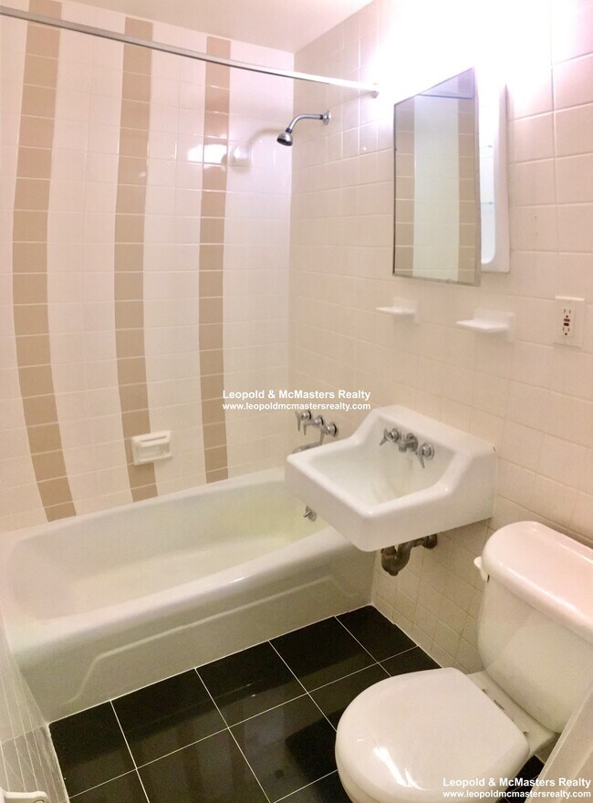 168 North Beacon St, Unit 3 in Boston, MA - Foto de edificio - Building Photo