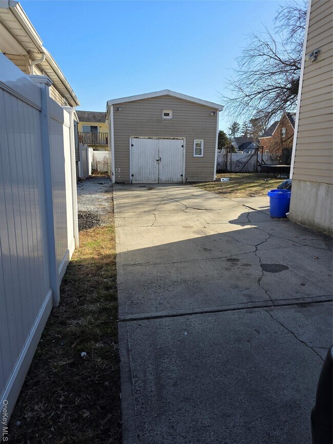 1075 Harrison St in Uniondale, NY - Building Photo - Building Photo