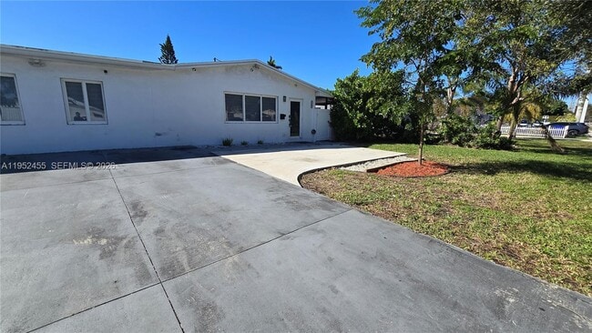 1300 N 64th Ave in Hollywood, FL - Building Photo - Building Photo