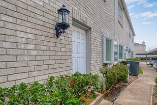 7597 Cambridge St in Houston, TX - Building Photo
