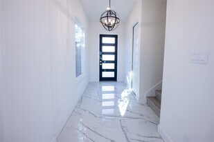 5906 St Augustine St in Houston, TX - Building Photo