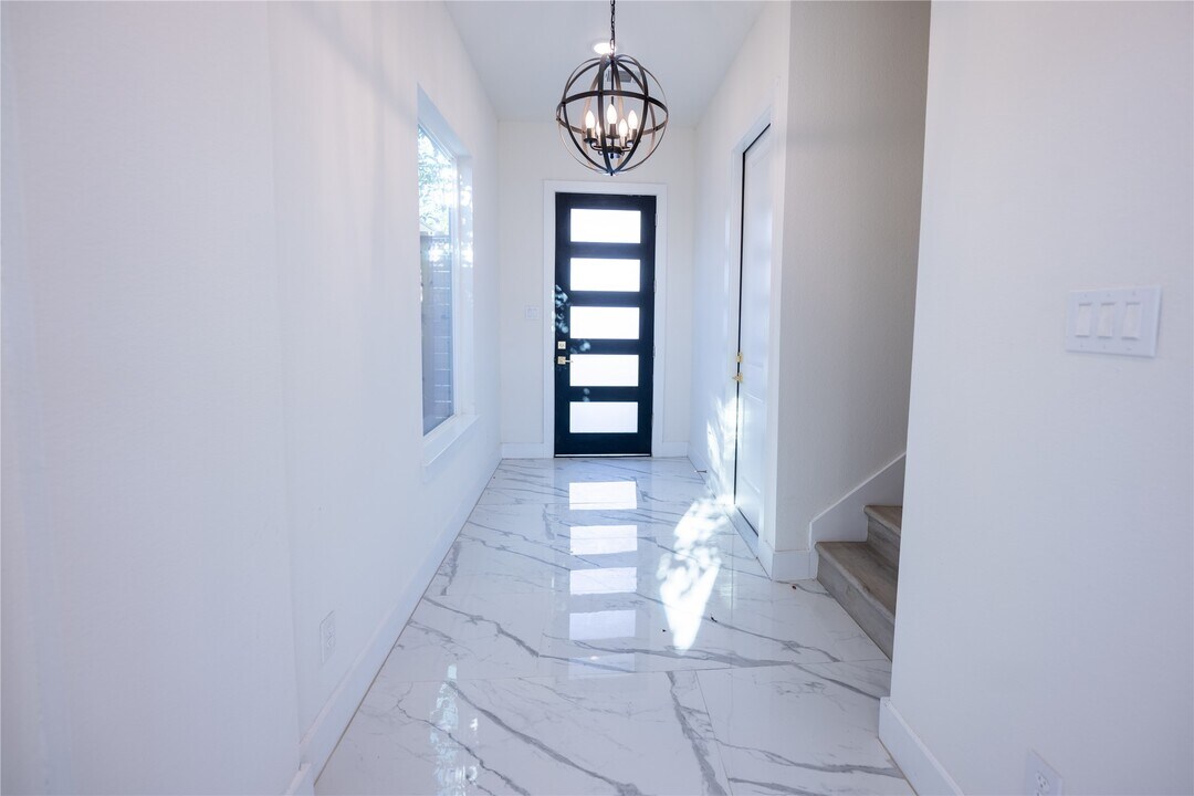 5906 St Augustine St in Houston, TX - Building Photo