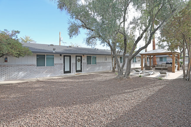 Madison Apartments in Phoenix, AZ - Building Photo - Building Photo