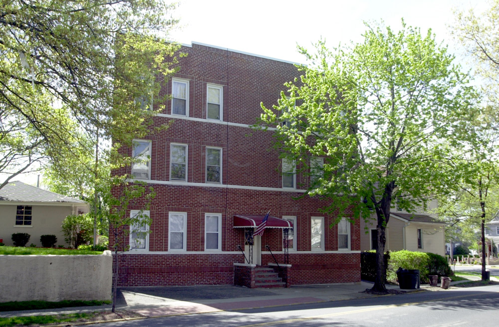 243 Carlton Ave in East Rutherford, NJ - Building Photo