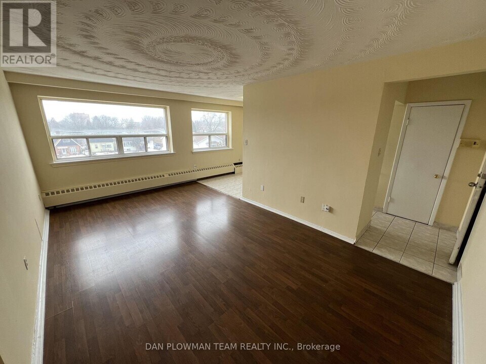 170-170 Park Rd S in Oshawa, ON - Building Photo