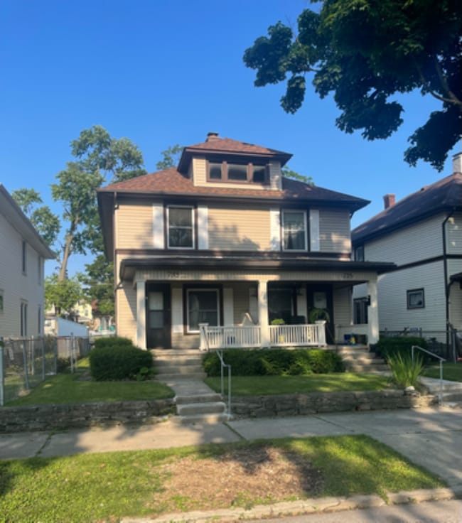 property at 733 S 7th St