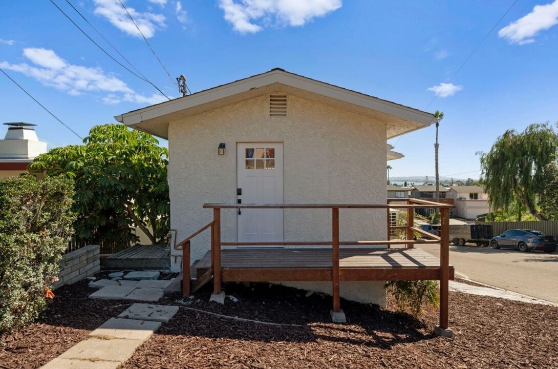 4885 Randall St in San Diego, CA - Building Photo