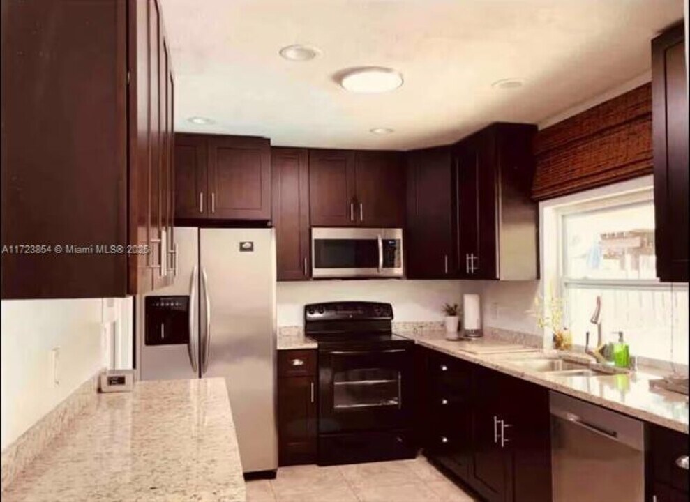 9321 NW 14th St in Pembroke Pines, FL - Foto de edificio