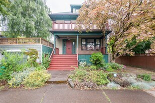 1320 SE 28th Ave, Unit Lower in Portland, OR - Building Photo