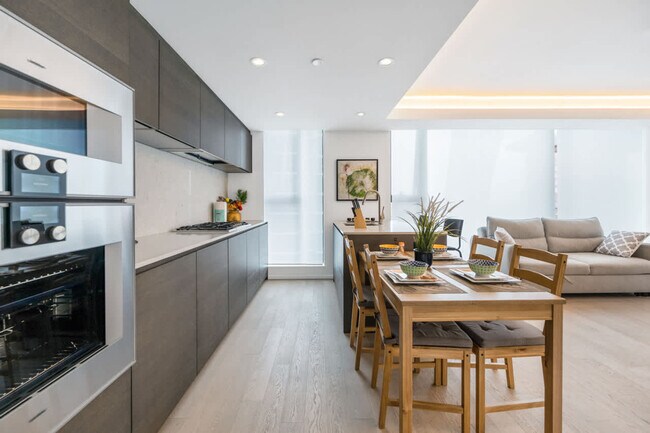 1408 Robson St in Vancouver, BC - Building Photo - Building Photo