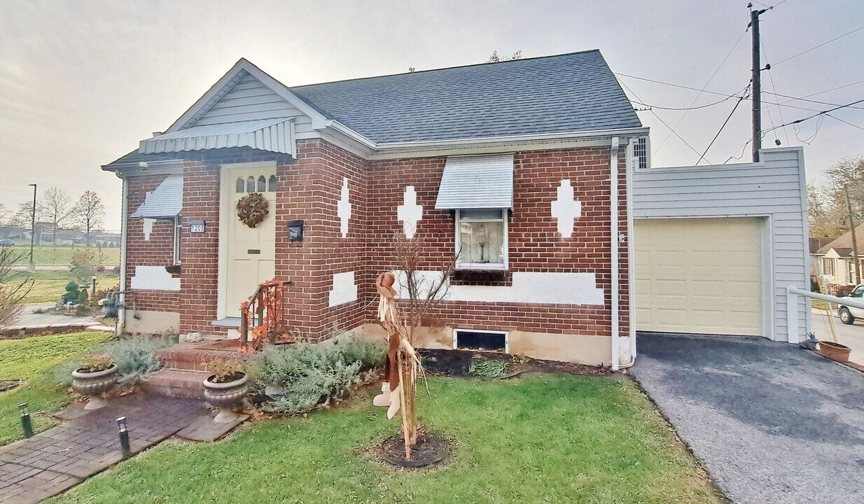 1201 Baltimore St in Hanover, PA - Building Photo